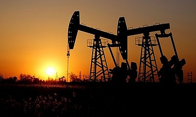 Giá xăng dầu hôm nay 24/12: Dầu tăng 2% sau khi tồn kho Mỹ giảm